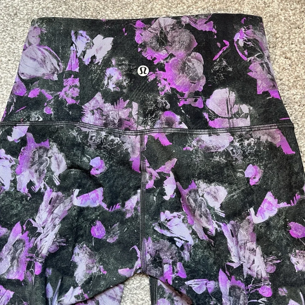 Lululemon Womens 4 Wunder Under Crop High Rise Scalloped Hem Black Purple Floral